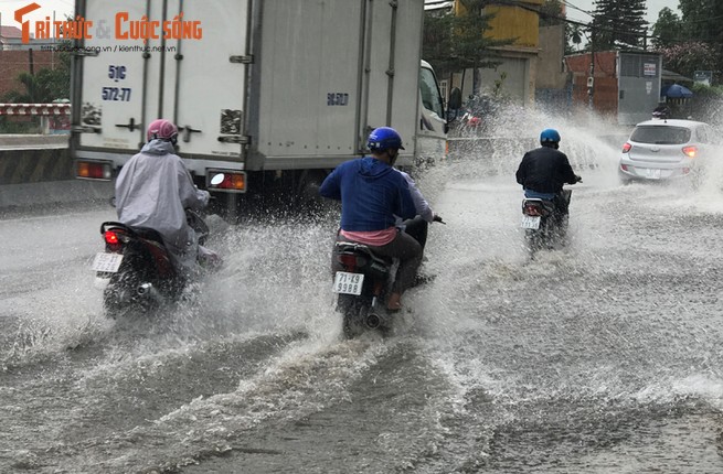 TP.HCM: Mua trai mua ky luc khien nguoi dan 